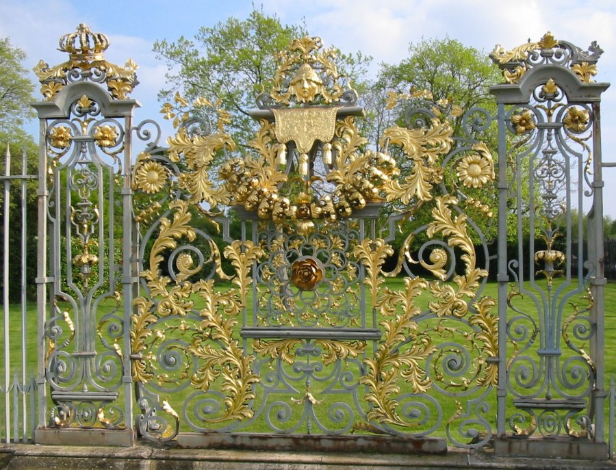 Средневековые кованые ворота