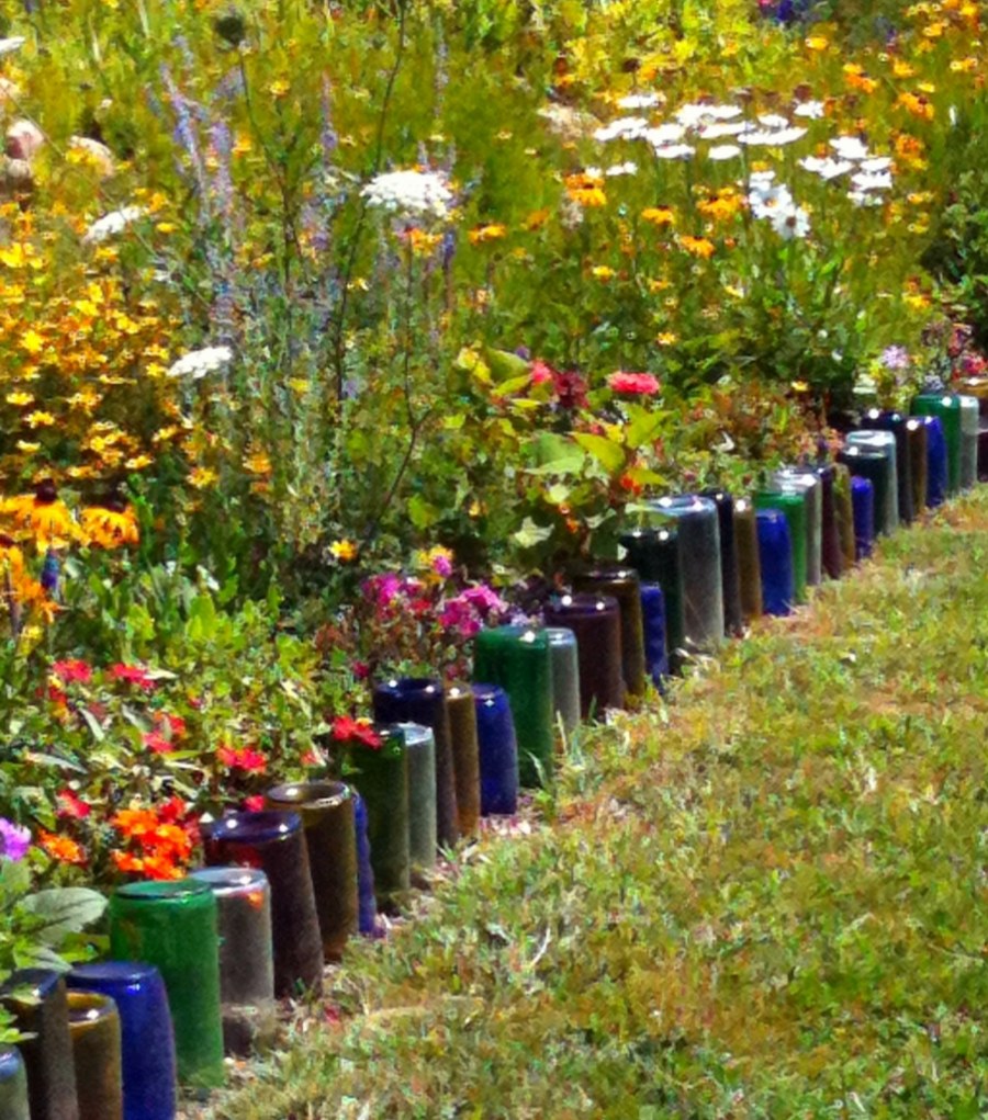 Заборчик из бутылок для клумбы