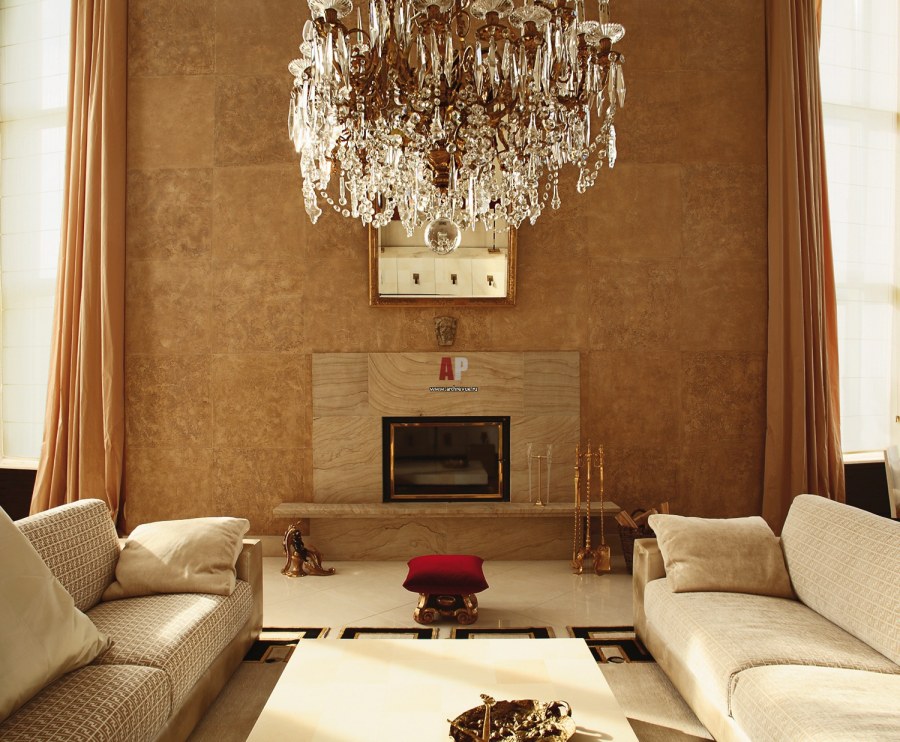 Гостиная с камином и декоративной штукатуркой