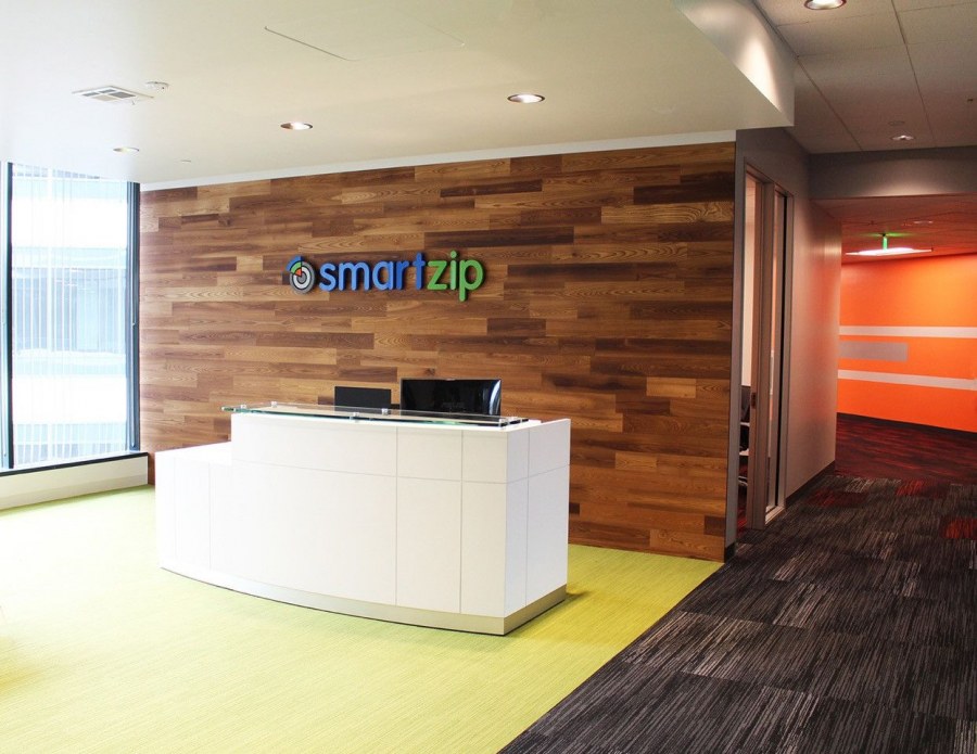 Деревянная стена в офисе