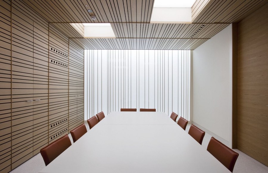 Узкая переговорная комната