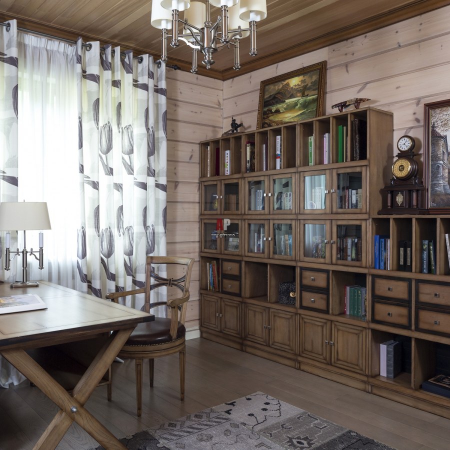 Интерьер кабинета в деревянном доме