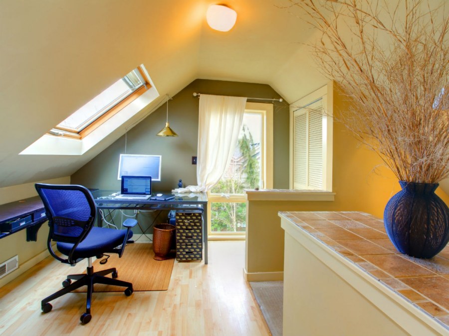 Кабинет в мансарде в загородном доме