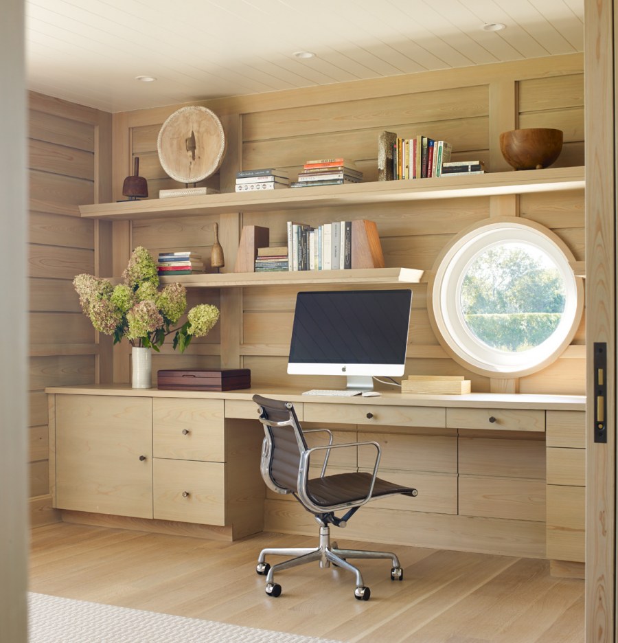 Полки над рабочим местом