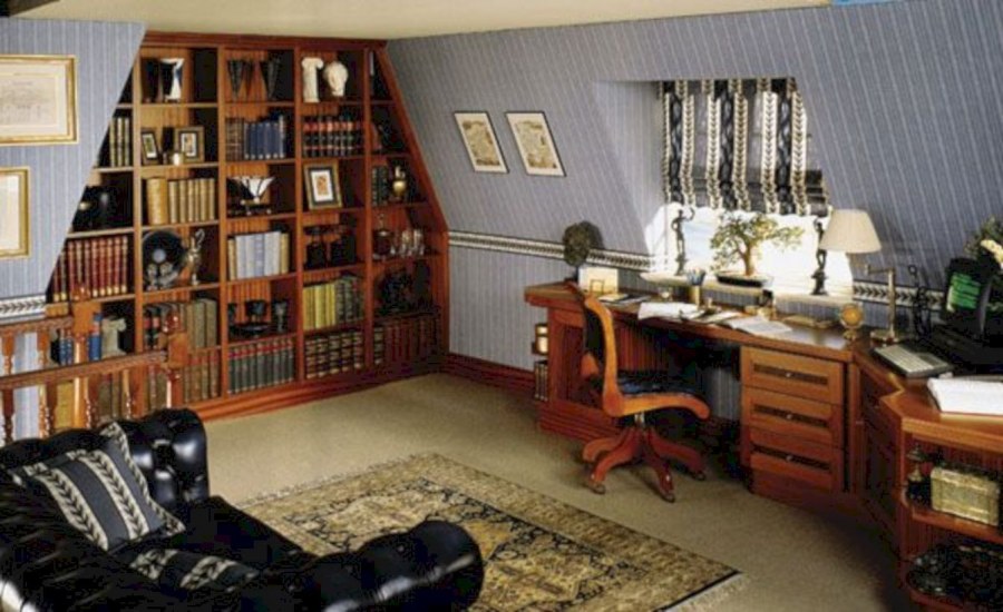 Кабинет в мансарде в загородном доме