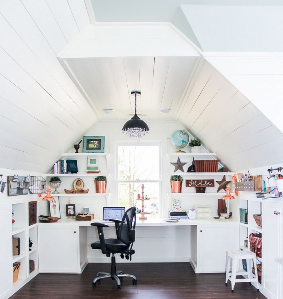 Интерьер кабинета на мансарде