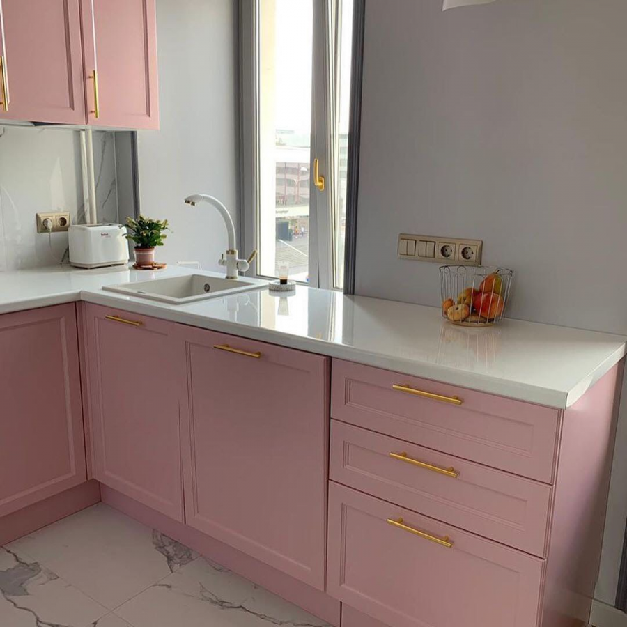 Бледно розовая кухня