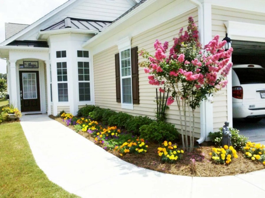 Цветочные клумбы перед домом