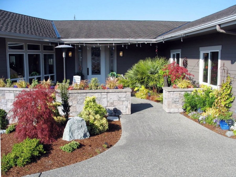 Озеленение участка перед домом