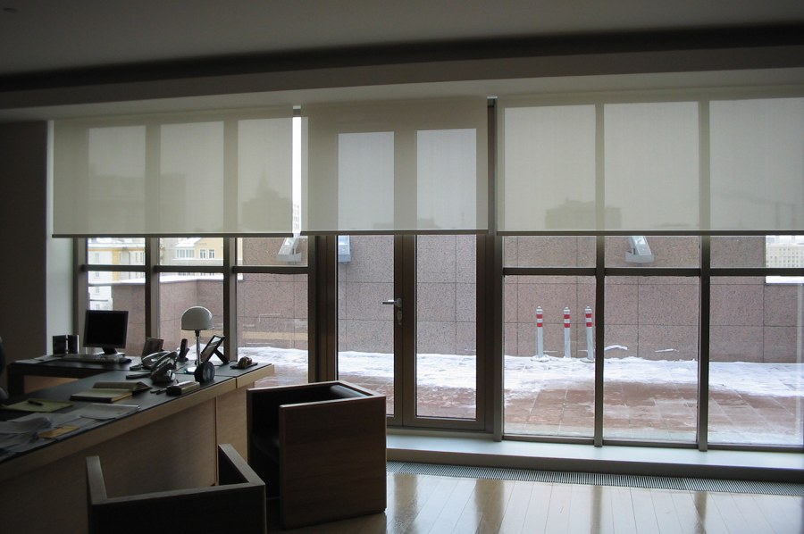 Жалюзи на панорамные окна в офис