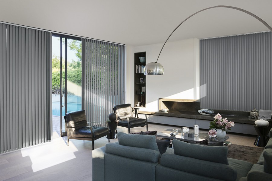 Вертикальные жалюзи в гостиной