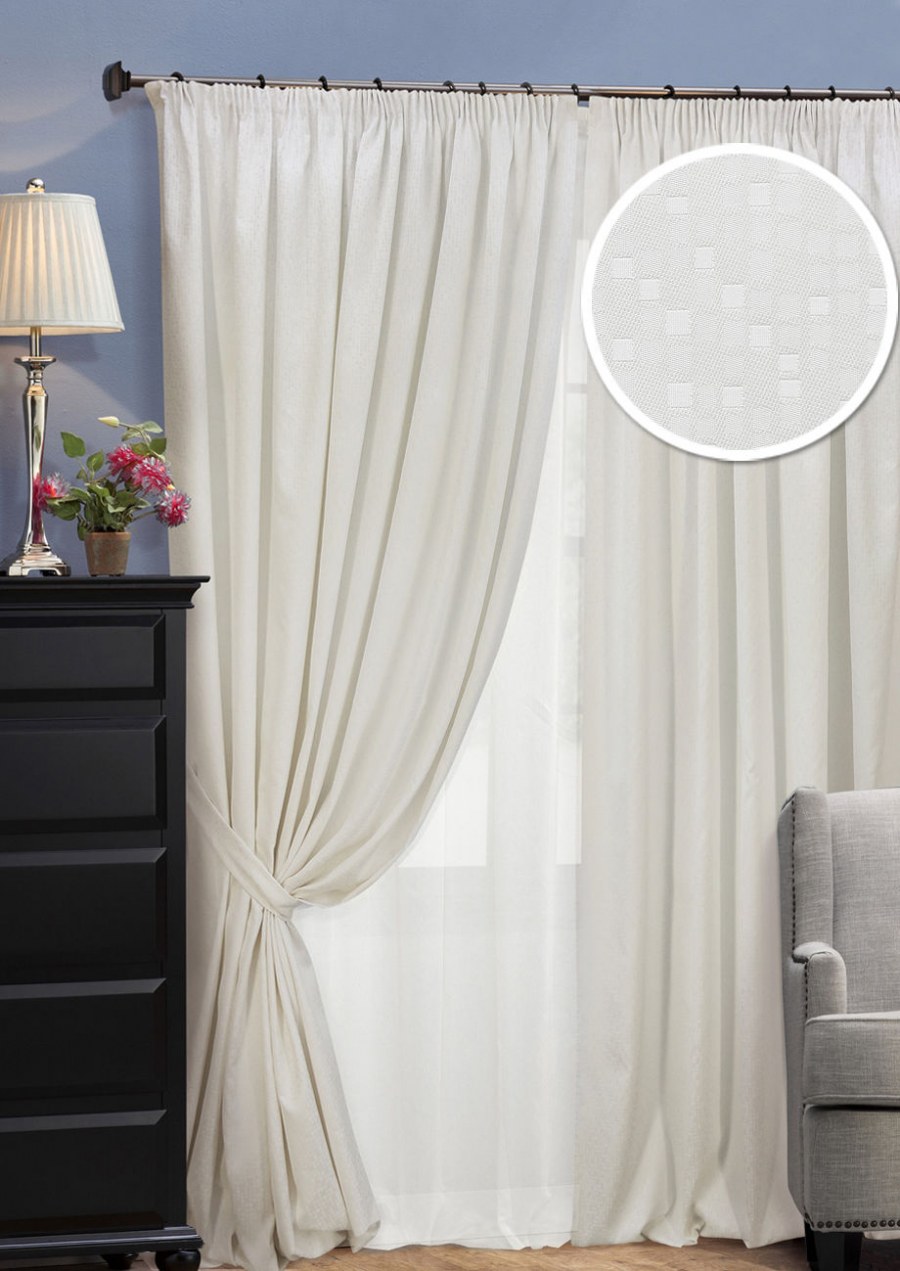 Яркие шторы с подхватом