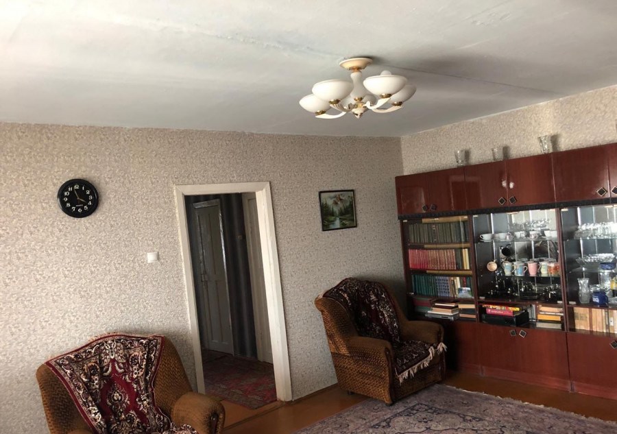 Персиковый потолок в интерьере