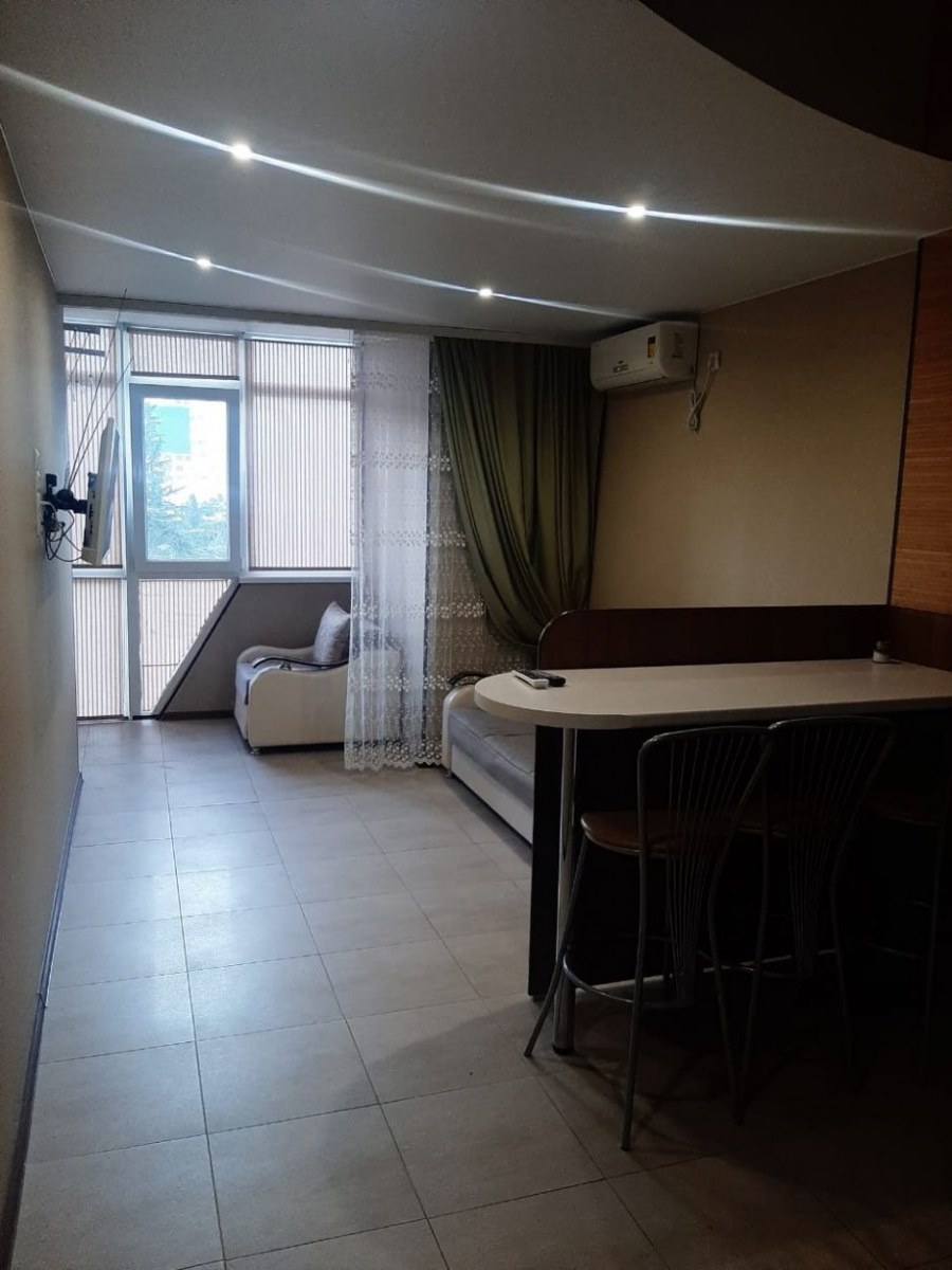 Гостиная с высокими полами