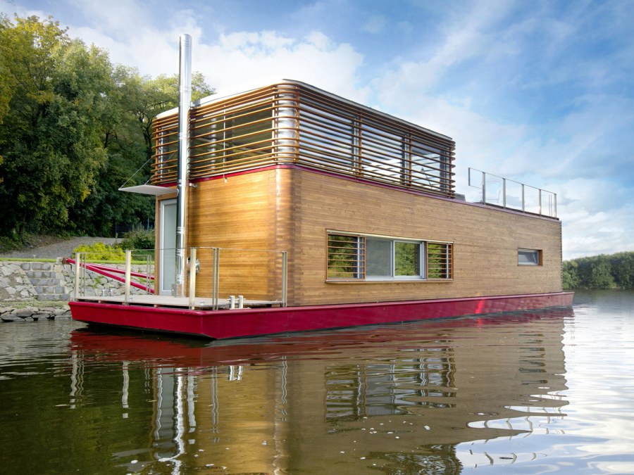 Плавучий дом на озере