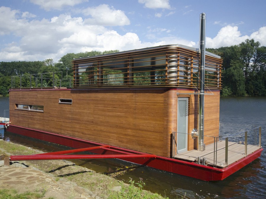 Лодочный домик на сваях