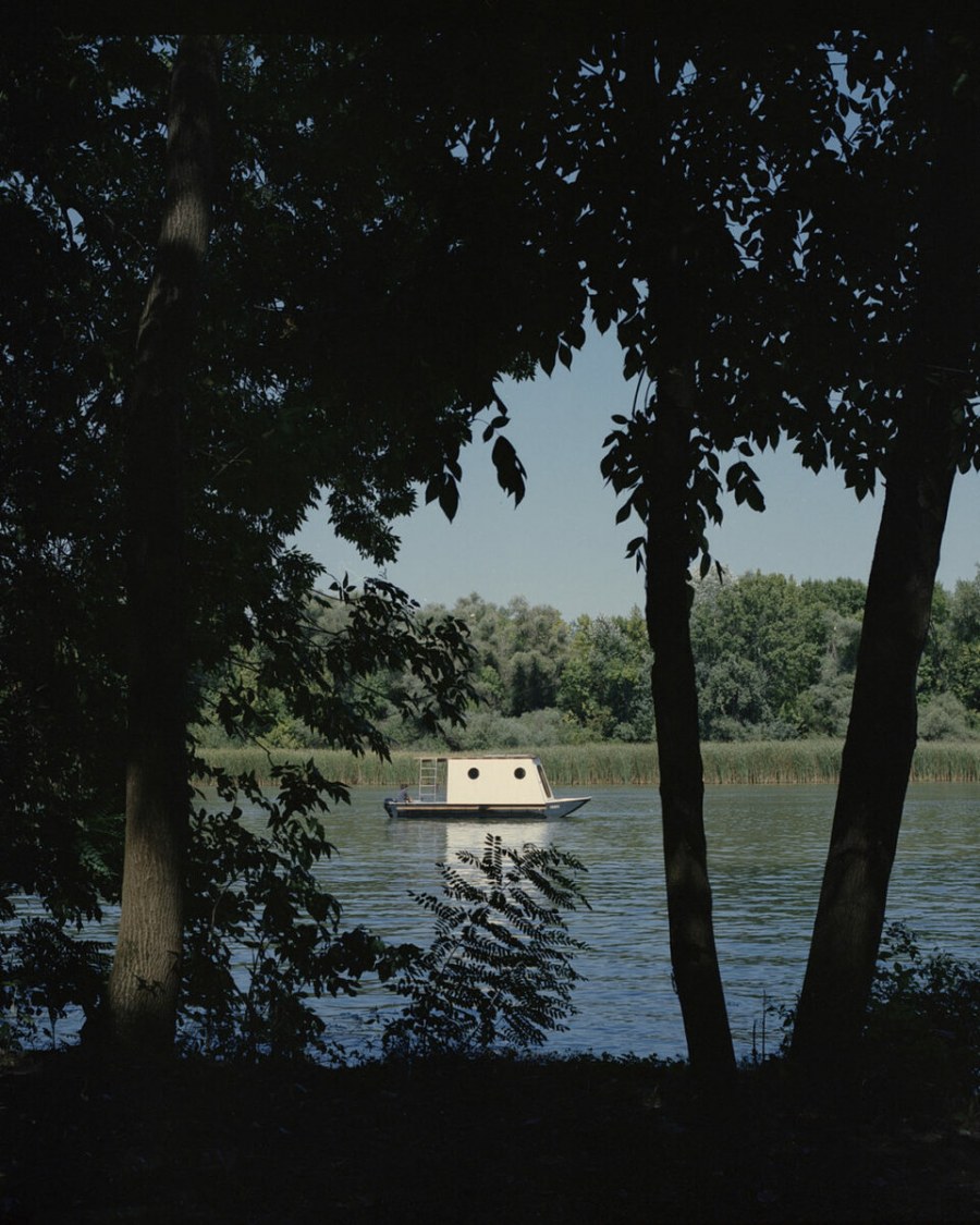 Девушки на озере