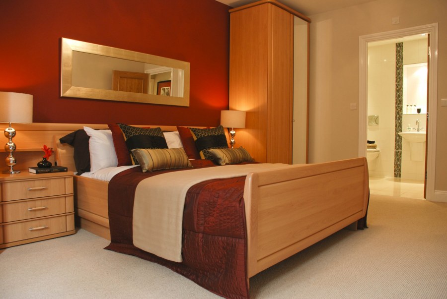 Спальня в оранжевых тонах