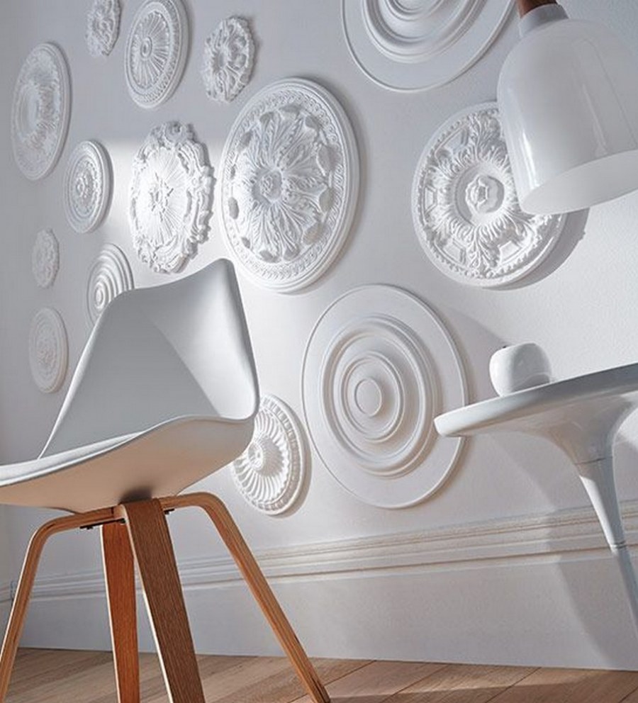 Декор стен потолочными розетками