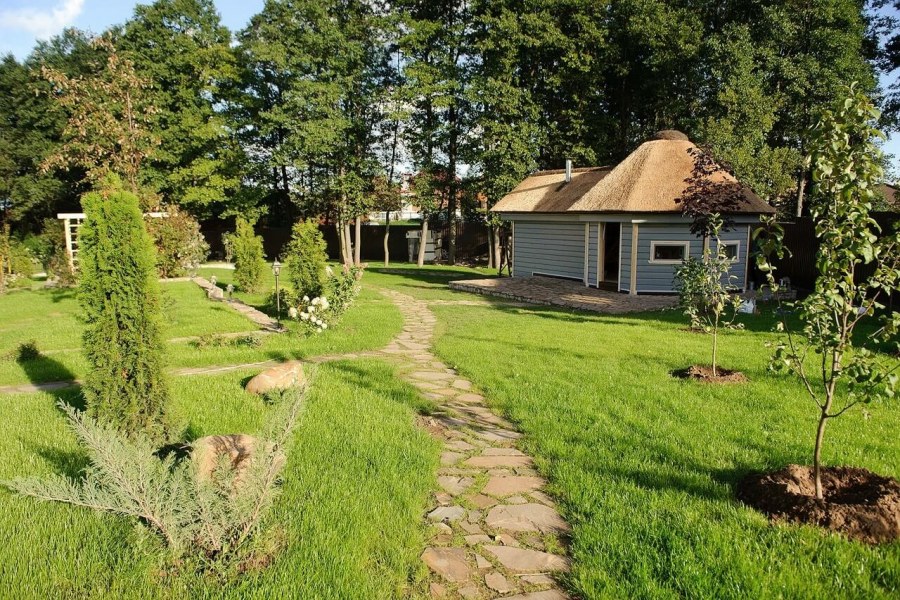 Участок в деревенском стиле