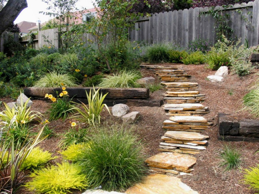 Сад на склоне в деревенском стиле