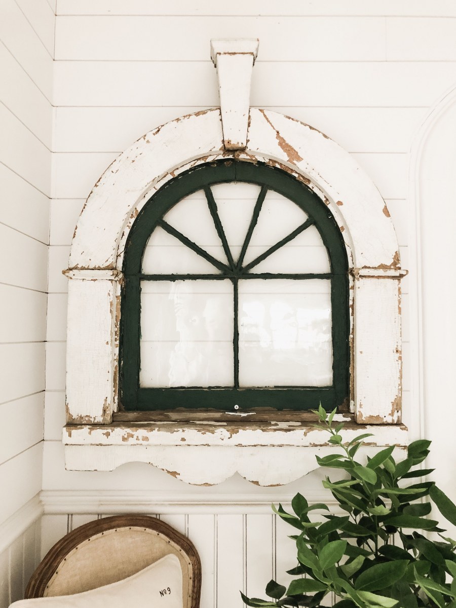 Комната с арочными окнами