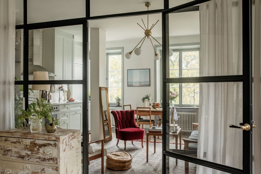 Комната с арочными окнами