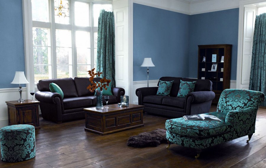 Интерьер с темной мебелью