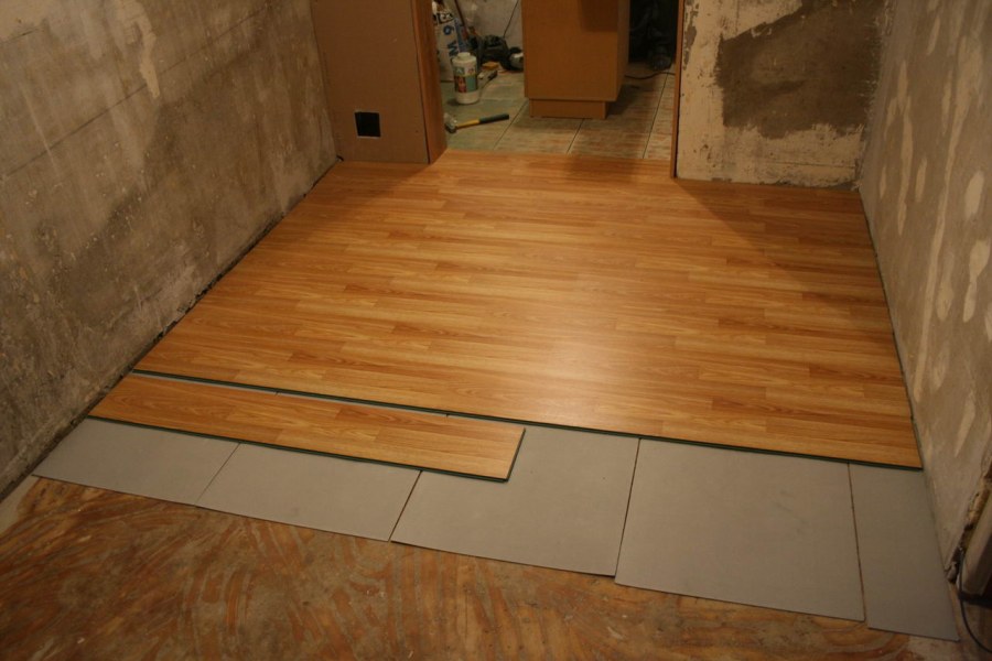 Плитка под ламинат на кухне и в прихожей