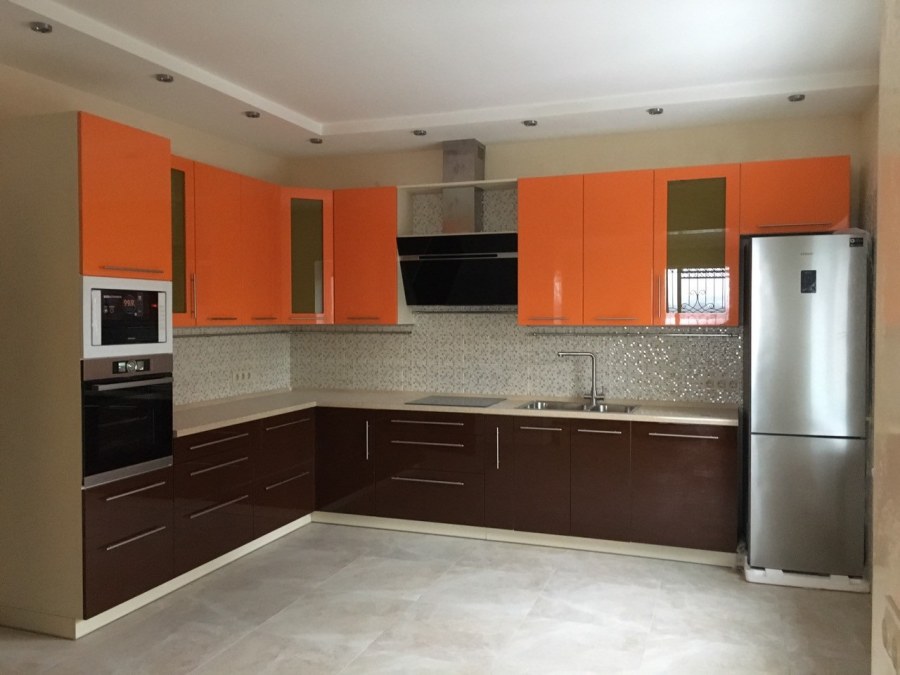 Кухня в оранжево коричневых тонах