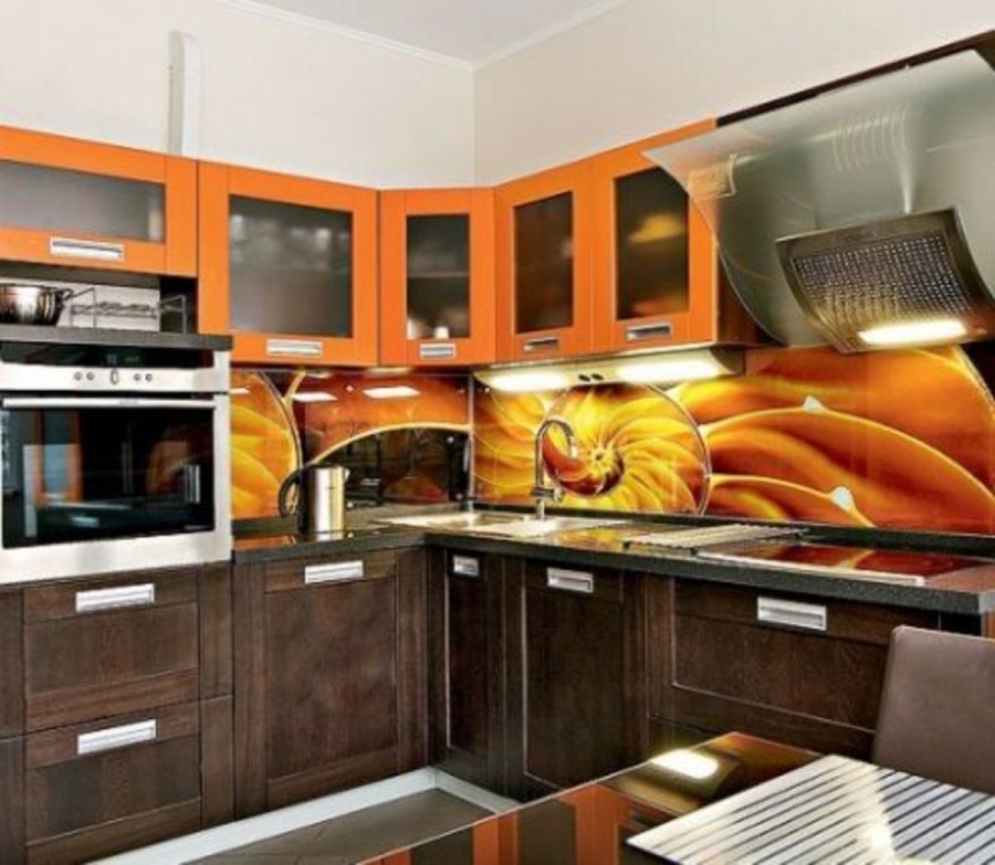 Кухня оранжевая с коричневым