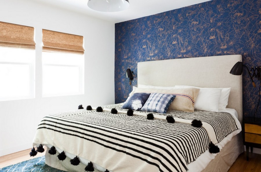 Спальня с одной синей стеной