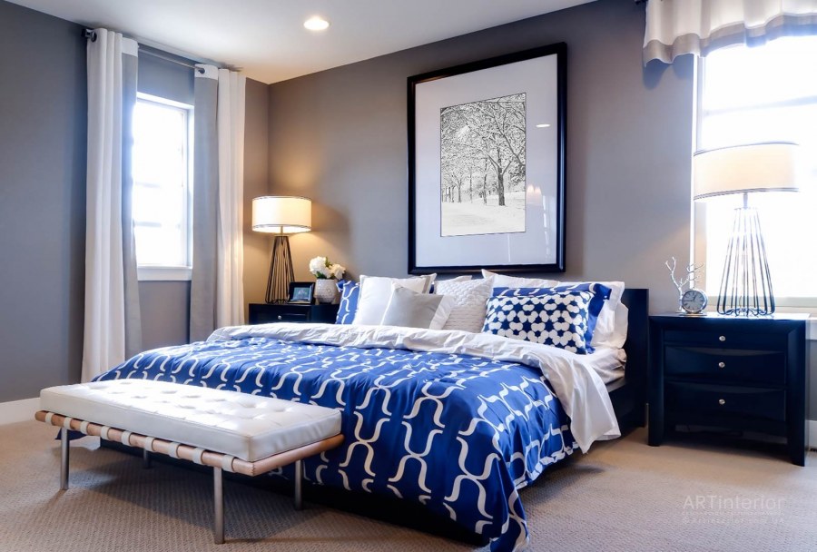 Спальня в современном стиле с белыми стенами