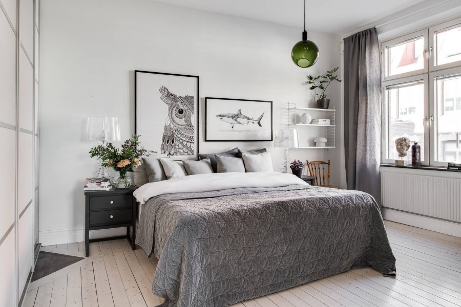 Белая спальня с акцентной стеной