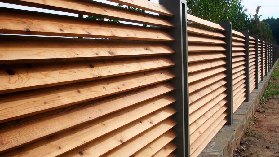 Забор из планкена лиственницы