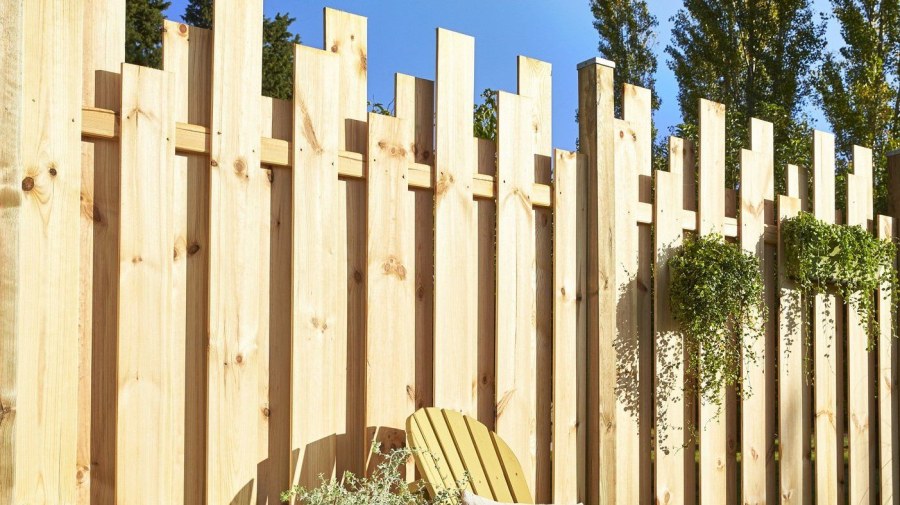 Забор деревянный вертикальный