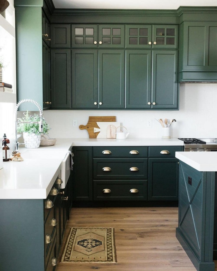 Зеленая кухня икеа с белыми шкафами