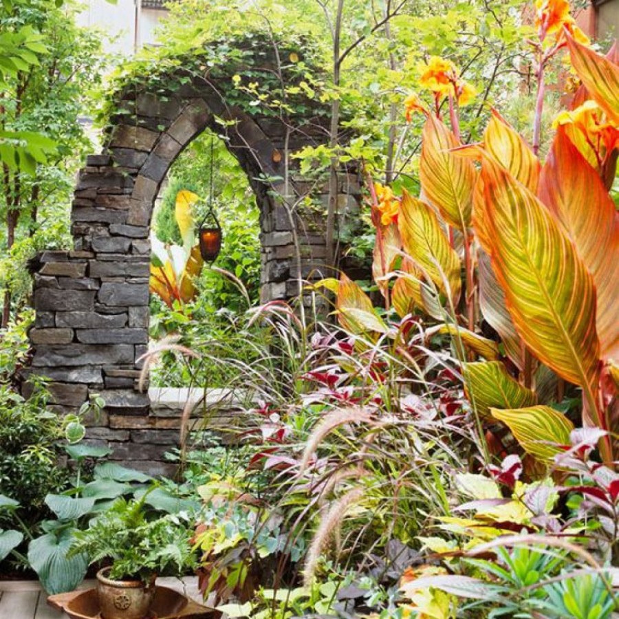 Каменная арка в саду