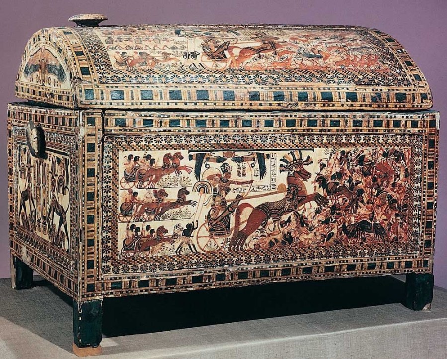 Стул в египетском стиле