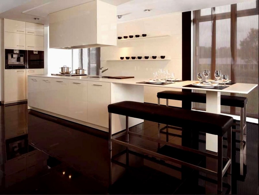 Гарнитур в встроенным обеденным столом