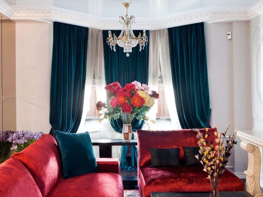 Бархатные шторы в интерьере гостиной