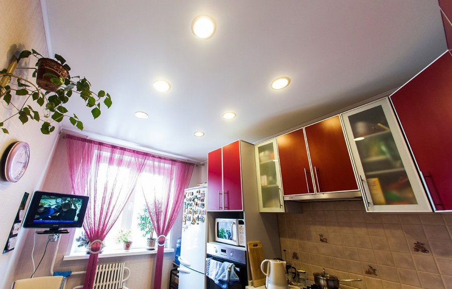 Натяжной потолок на маленькой кухне