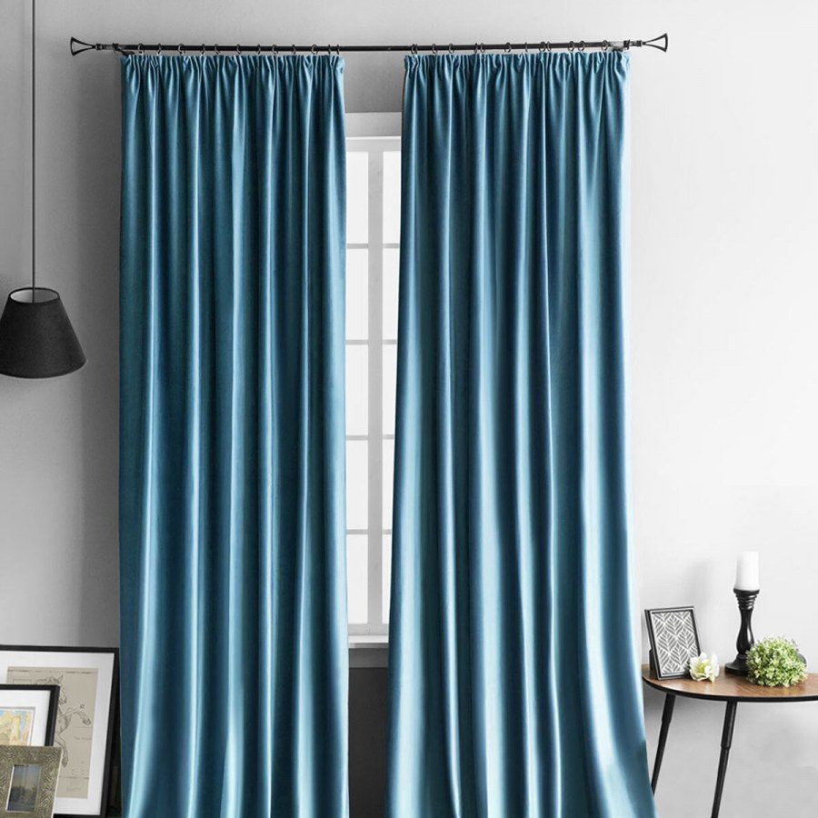 Голубые бархатные шторы в интерьере