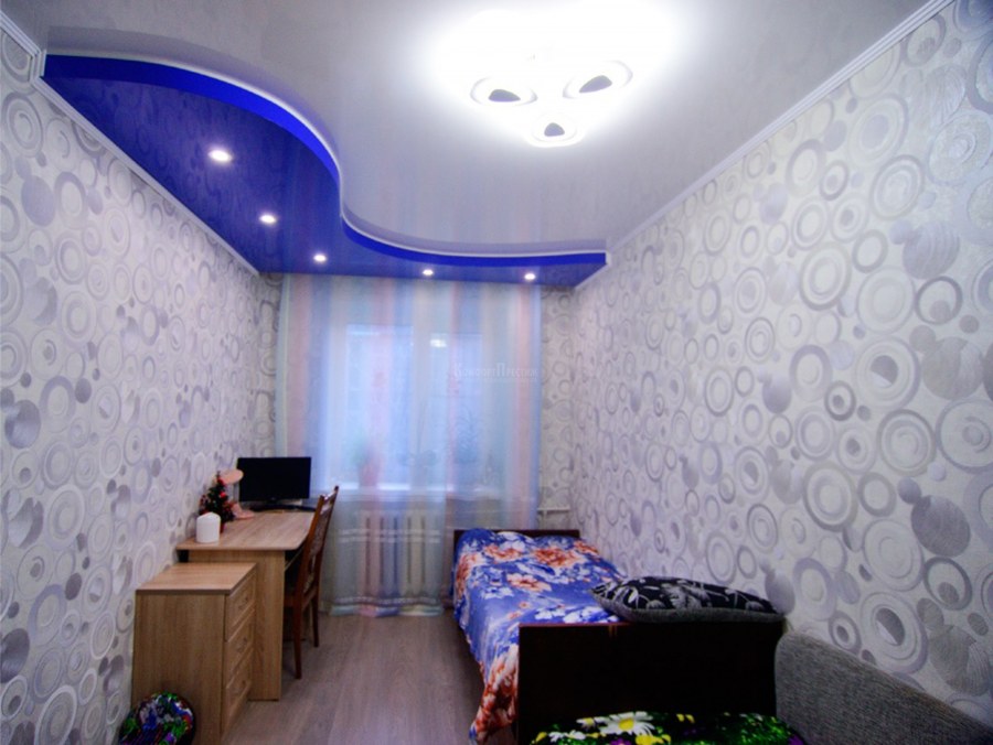 Двухъярусный потолок в спальне