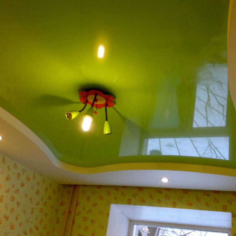 Цветной двухуровневый потолок