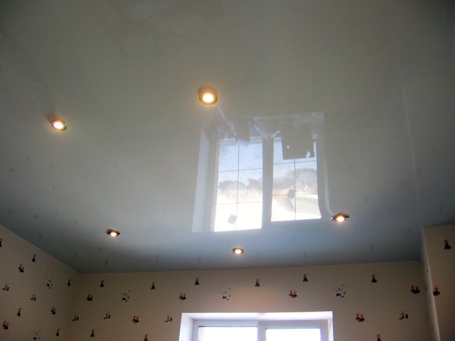Натяжной потолок в маленькой комнате