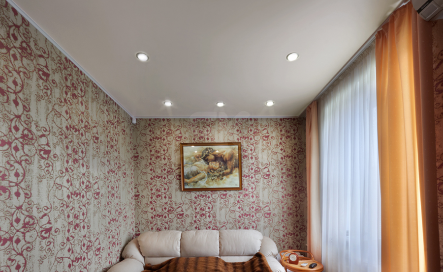 Натяжной потолок в комнате