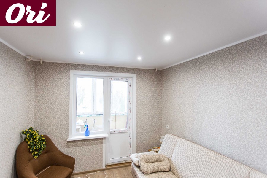 Натяжной потолок в комнате белый матовый