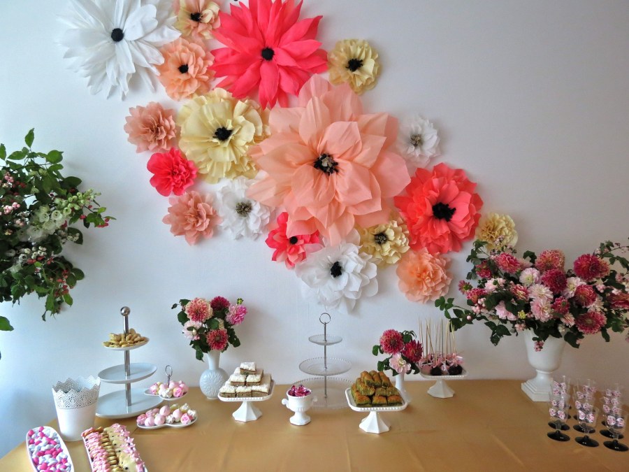 Украшение бумажными цветами