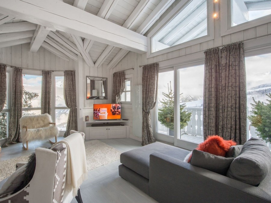 Светлая гостиная с панорамными окнами